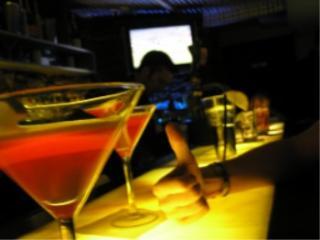 e-l-happy-hour-con-aperitivo-la-vera-soluzionec-troppi-giovani-lo-trasformano-in-alcolismo.jpg